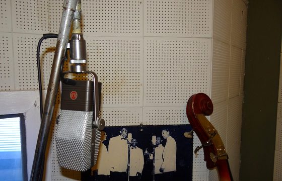 A vintage microphone and standing bass in the Sun Studio room