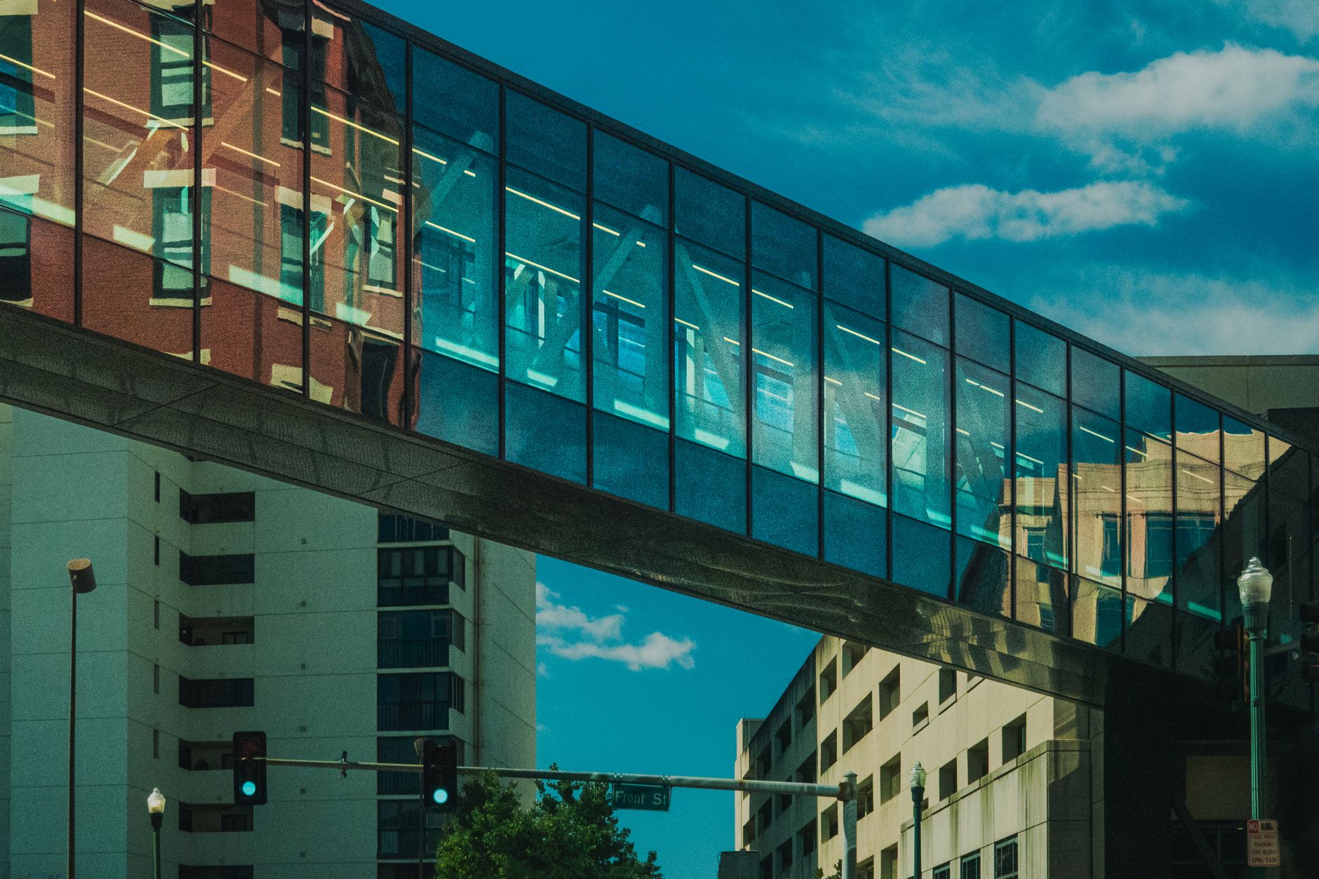 A glass skybridge connecting buildings with reflections in Memphis, Tennessee