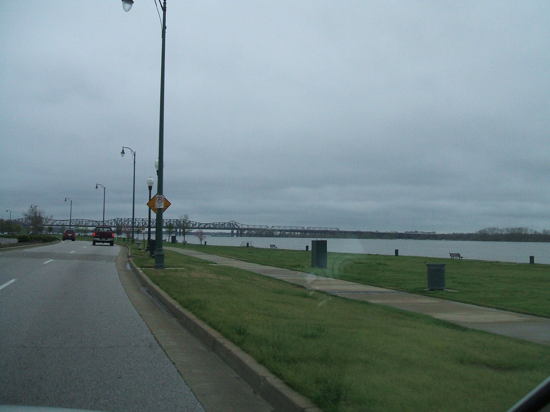 View south from Tom Lee Park toward Riverside Drive in Memphis