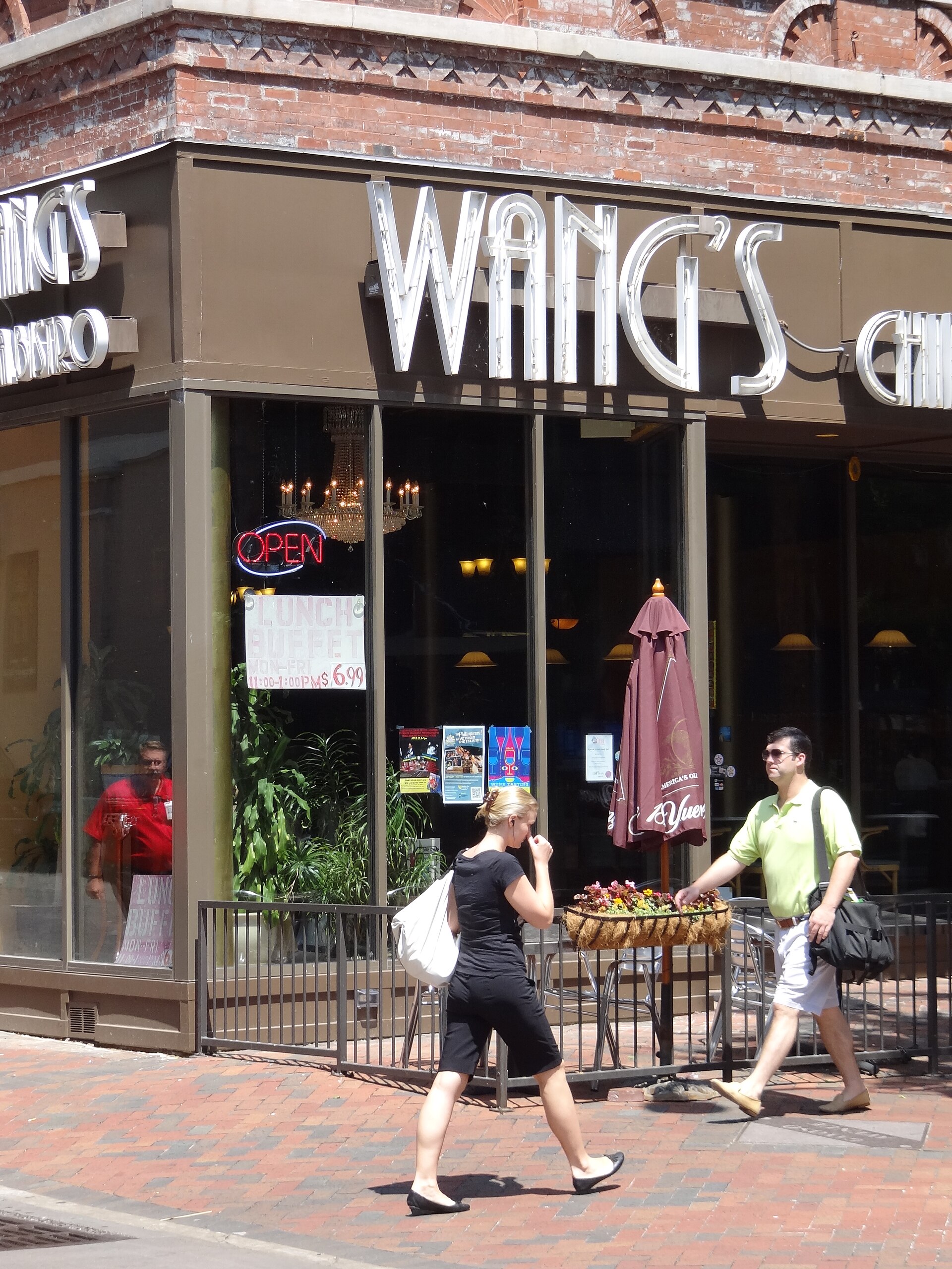 Street scene with Wang's Cafe in downtown Memphis, Tennessee