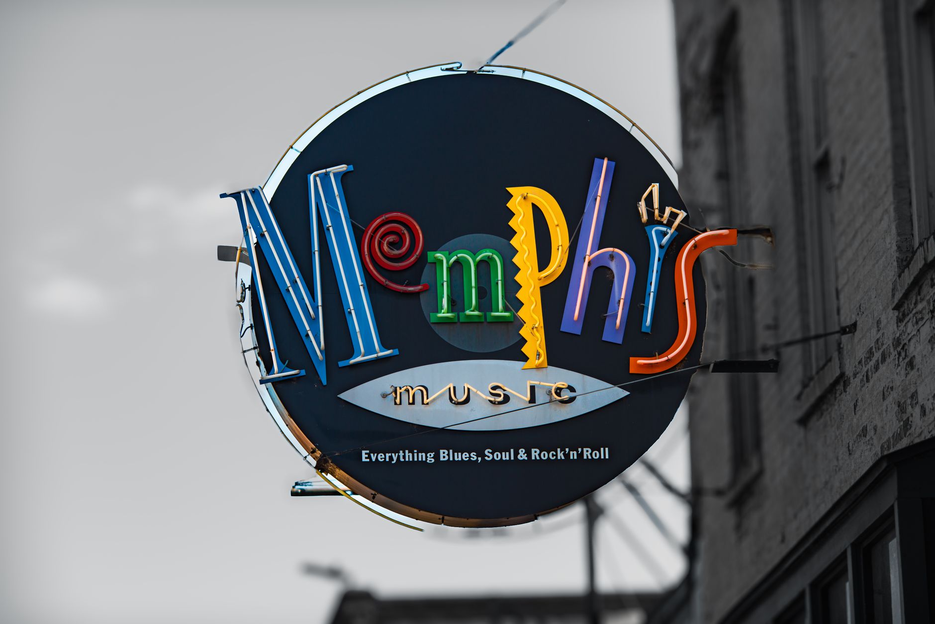 Neon sign for Memphis Music on Beale Street, highlighting blues and rock'n'roll heritage